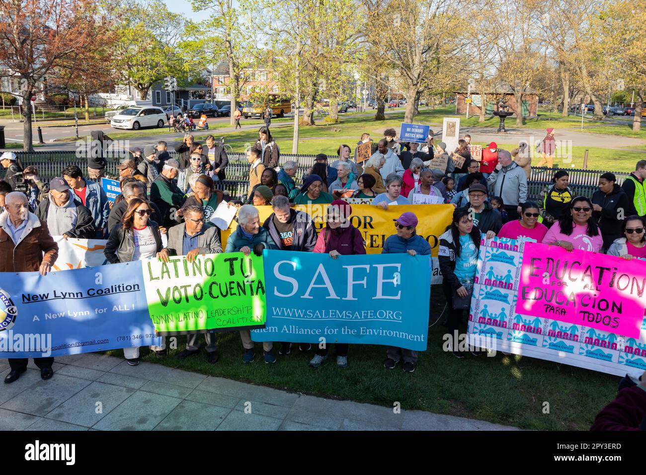 1 maggio 2023. Lynn, ma. Una grande folla di persone si è riunita nel comune di Lynn per un rally e marcia dal comune di Lynn alla General Electric Plant i Foto Stock