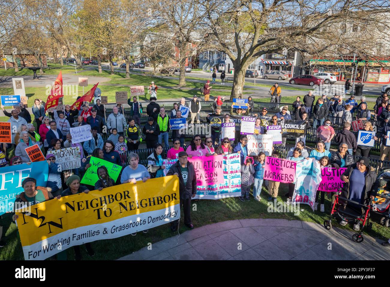 1 maggio 2023. Lynn, ma. Una grande folla di persone si è riunita nel comune di Lynn per un rally e marcia dal comune di Lynn alla General Electric Plant i Foto Stock