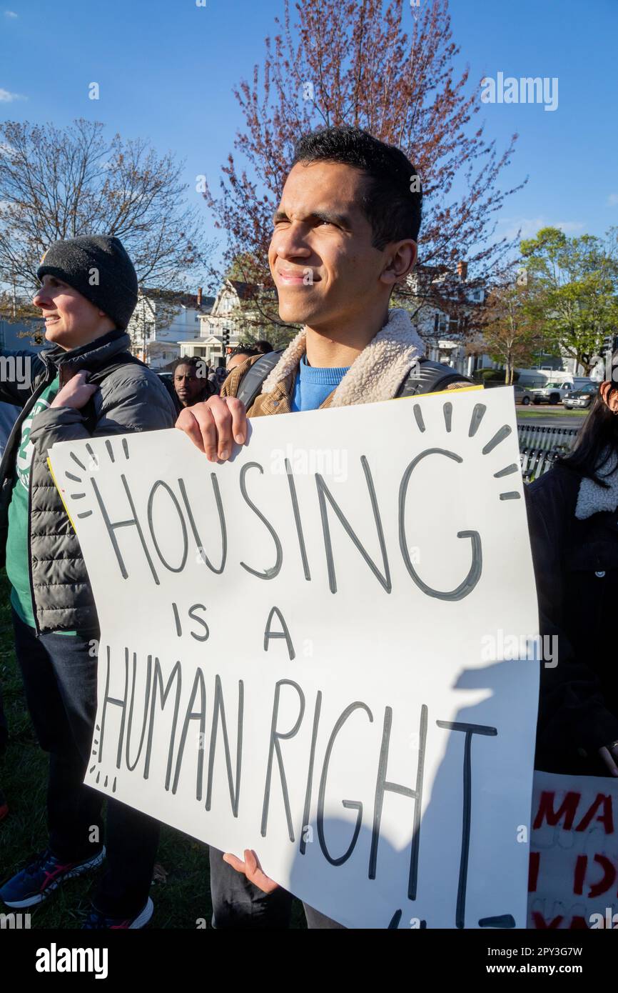 1 maggio 2023. Lynn, ma. Una grande folla di persone si è riunita nel comune di Lynn per un rally e marcia dal comune di Lynn alla General Electric Plant i Foto Stock