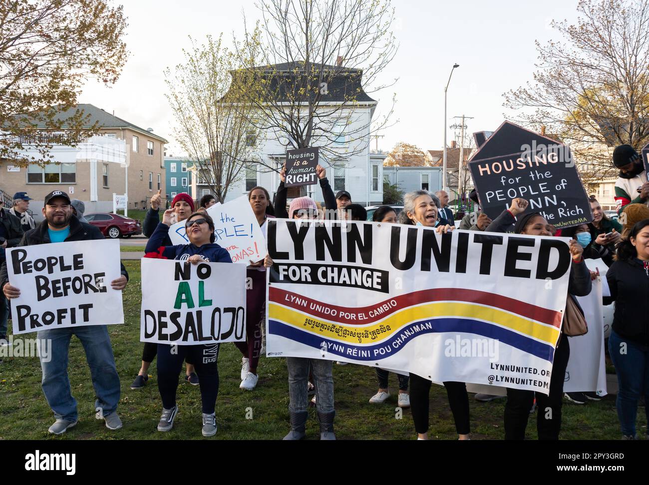 1 maggio 2023. Lynn, ma. Una grande folla di persone si è riunita nel comune di Lynn per un rally e marcia dal comune di Lynn alla General Electric Plant i Foto Stock