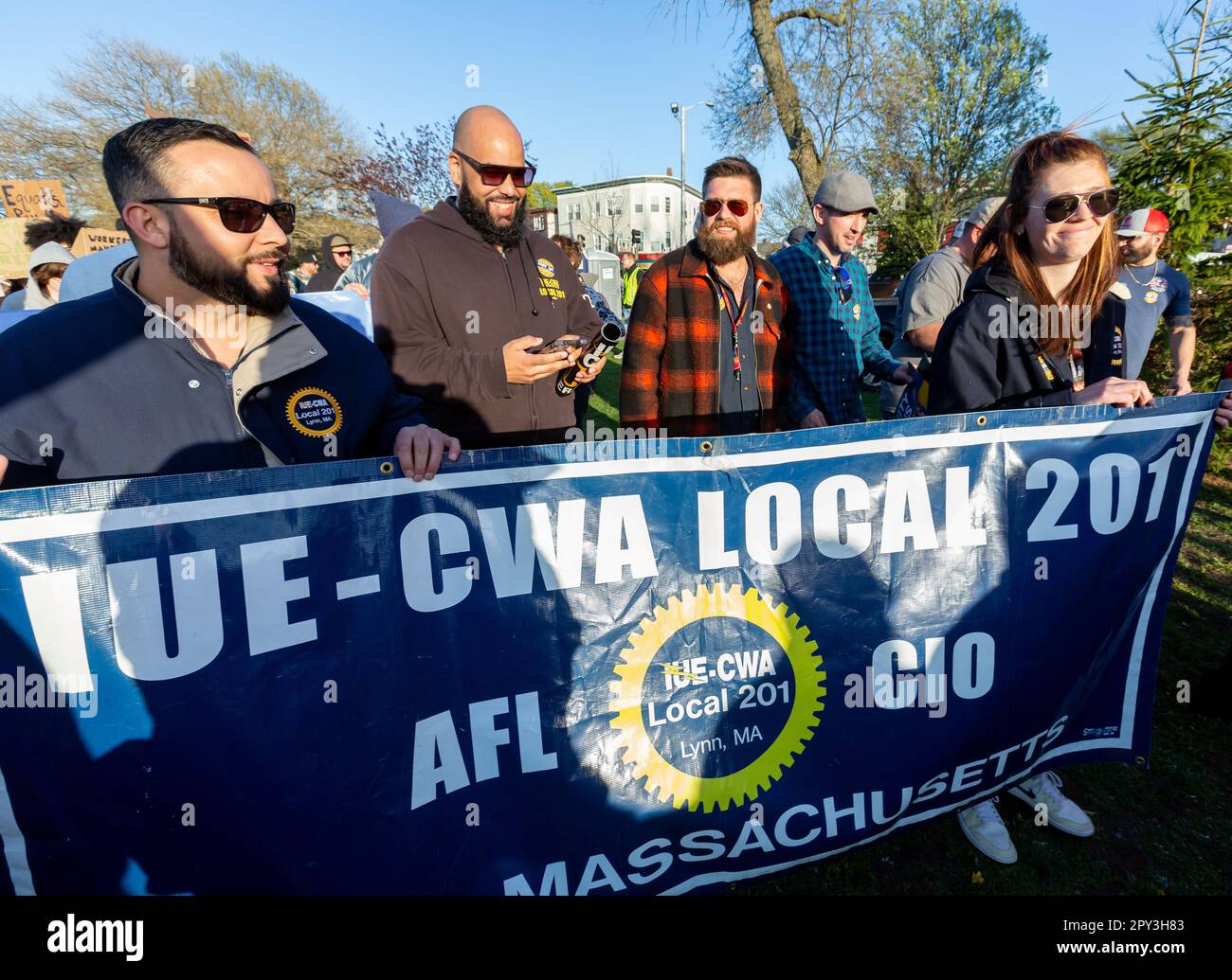 1 maggio 2023. Lynn, ma. Una grande folla di persone si è riunita nel comune di Lynn per un rally e marcia dal comune di Lynn alla General Electric Plant i Foto Stock