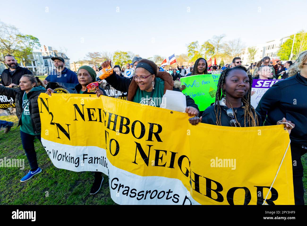 1 maggio 2023. Lynn, ma. Una grande folla di persone si è riunita nel comune di Lynn per un rally e marcia dal comune di Lynn alla General Electric Plant i Foto Stock