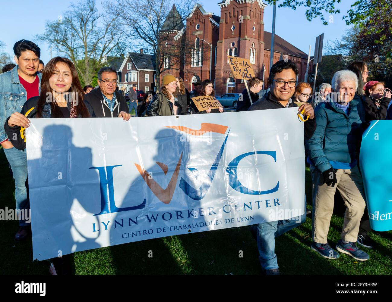 1 maggio 2023. Lynn, ma. Una grande folla di persone si è riunita nel comune di Lynn per un rally e marcia dal comune di Lynn alla General Electric Plant i Foto Stock