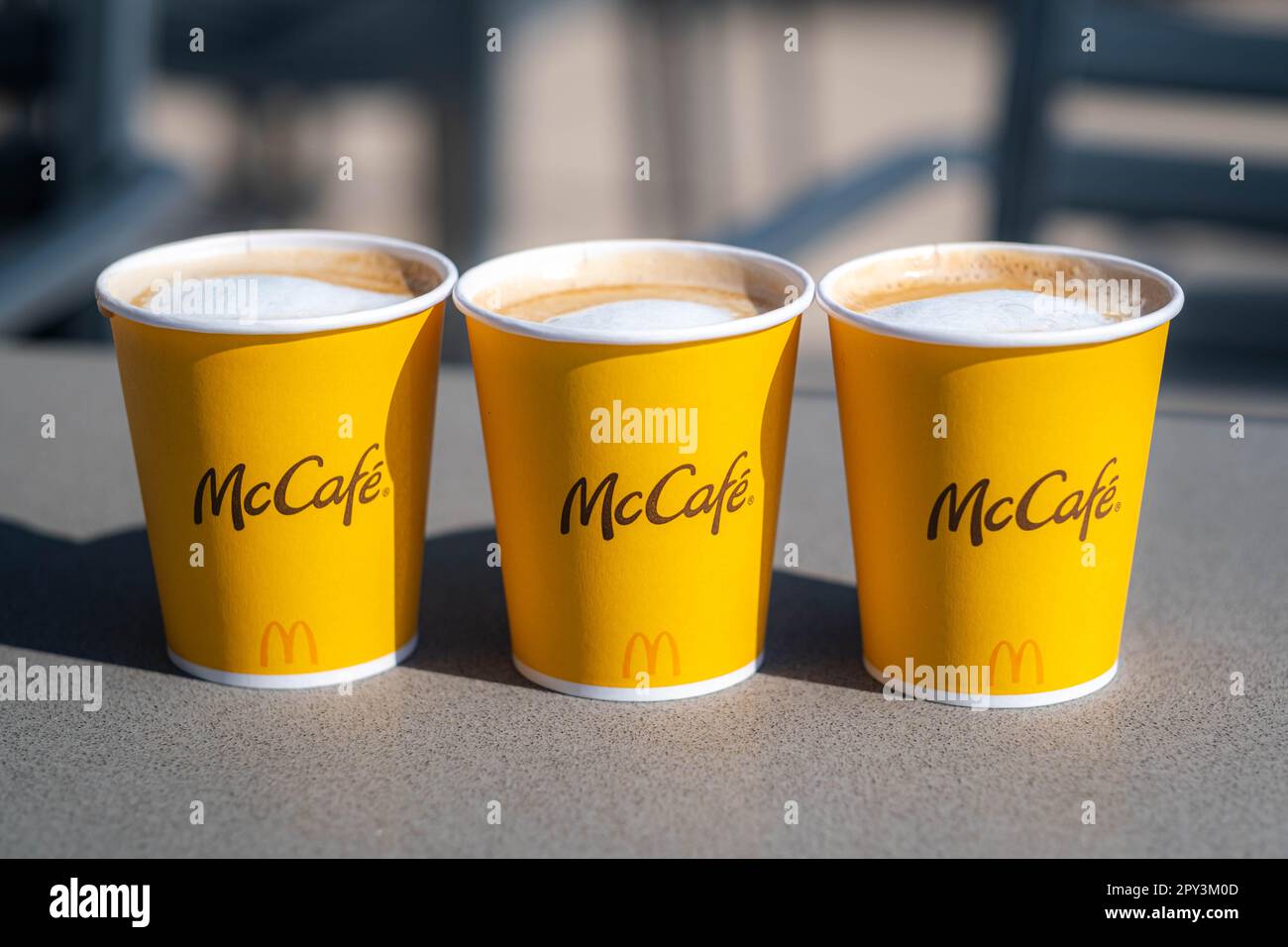 McCafe tre tazze gialle di cappuccino al McDonalds Restaurant 23.03.20  Kemer Turkey Foto stock - Alamy