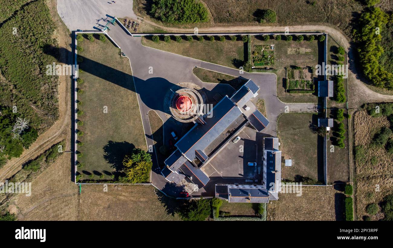 Vista verticale del faro di Goulphar sull'isola di Belle-île-en-mer a Morbihan, Francia - il faro più alto della più grande isola di Britt Foto Stock