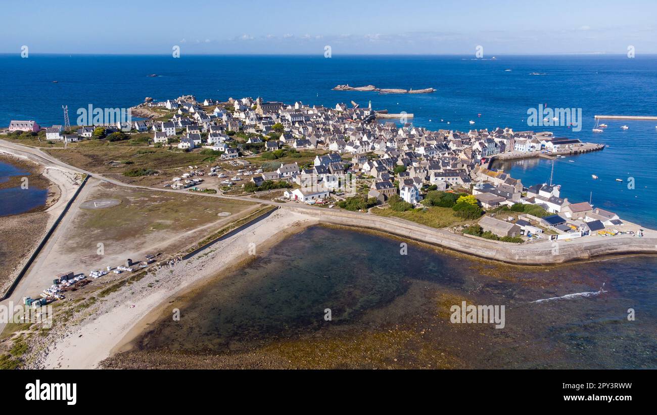 Piccolo villaggio insulare di Île de Sein al largo della costa della Bretagna in Francia, sull'isola omonima - Case remote su una piccola isola nell'Atlan Foto Stock