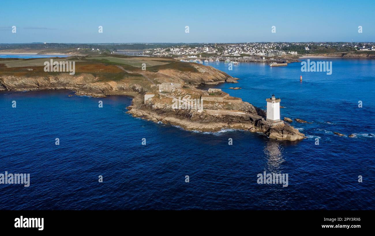 Veduta aerea del faro di Kermorvan ovest di Brest in Bretagna, Francia - Torre quadrata costruita alla fine di un promontorio roccioso di fronte all'Oceano Atlantico Foto Stock