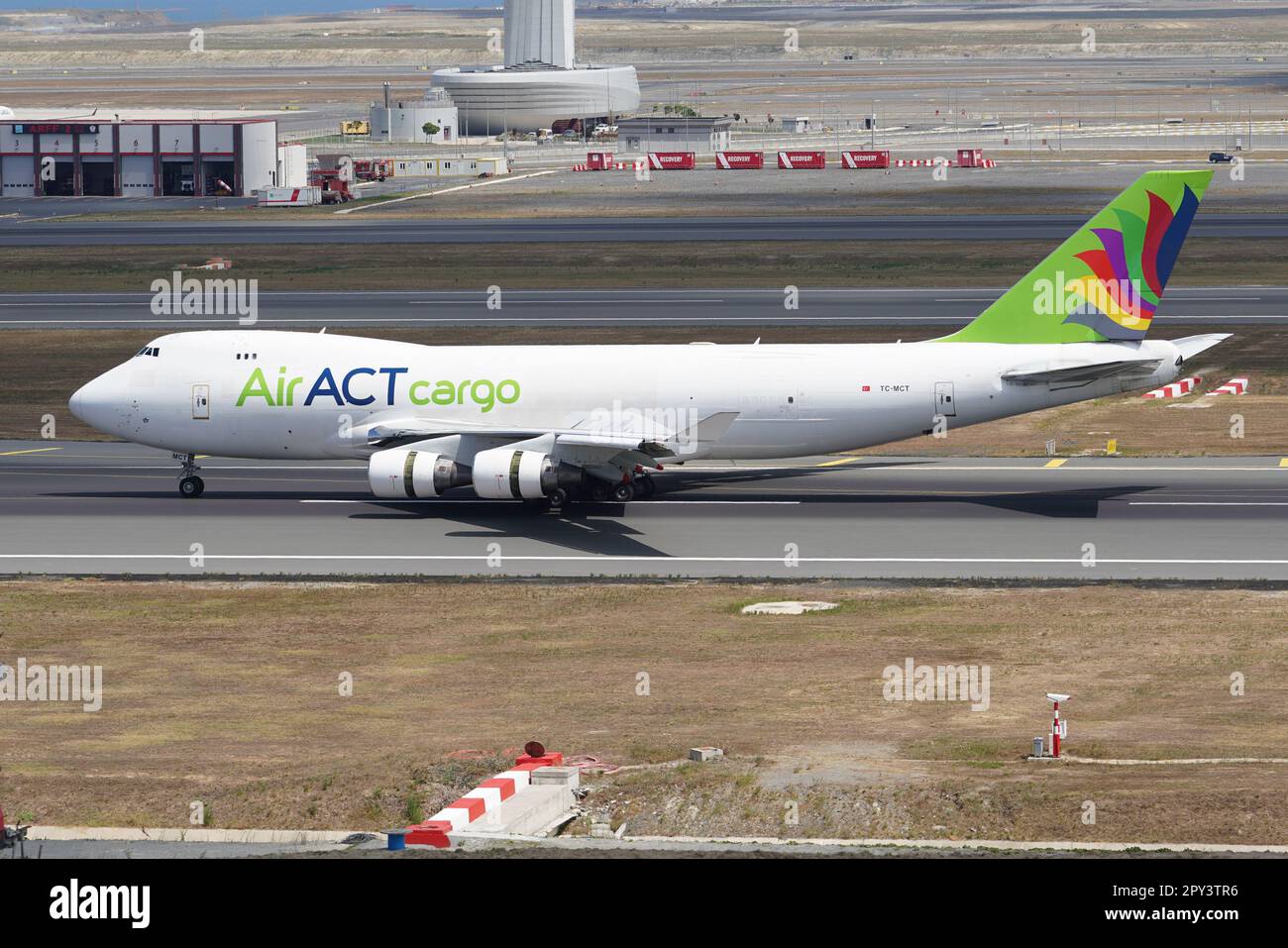 ISTANBUL, TURKIYE - 06 AGOSTO 2022: ACT Airlines Boeing 747-412FSCD (26559) che atterra all'aeroporto internazionale di Istanbul Foto Stock