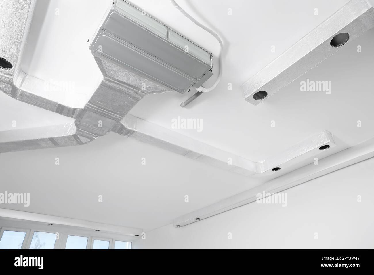 Soffitto con sistema di ventilazione per interni, vista ad angolo basso Foto Stock