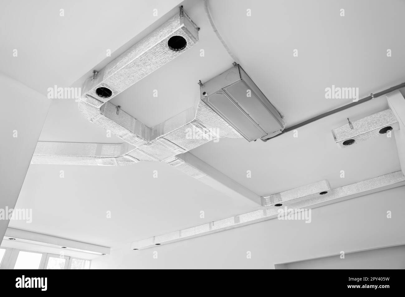 Soffitto con sistema di ventilazione per interni, vista ad angolo basso Foto Stock