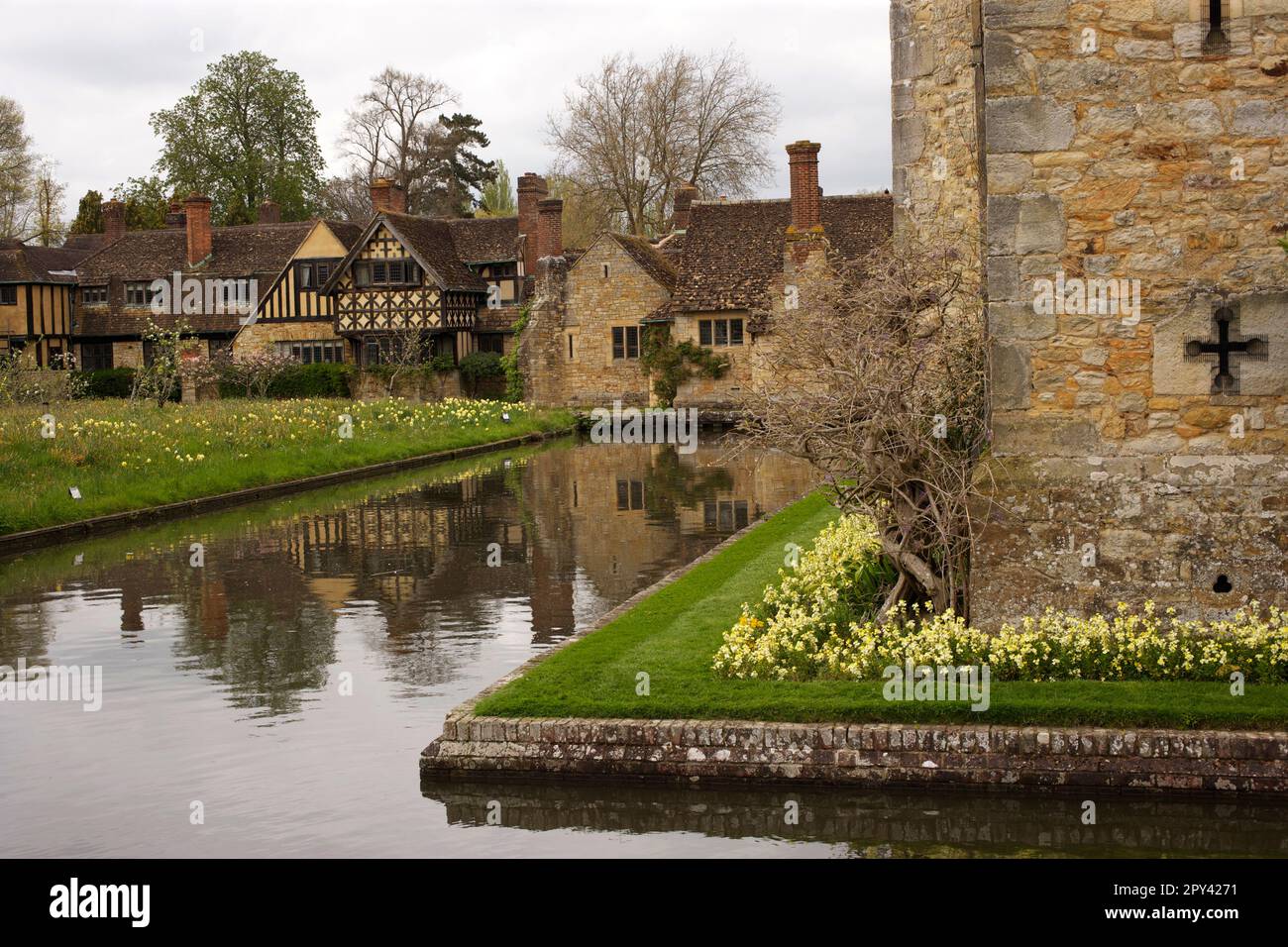 Hever Castle: Il suo fossato e i cottage costruiti per i lavoratori in stile mock-Tudor da William Waldorf Astor Foto Stock