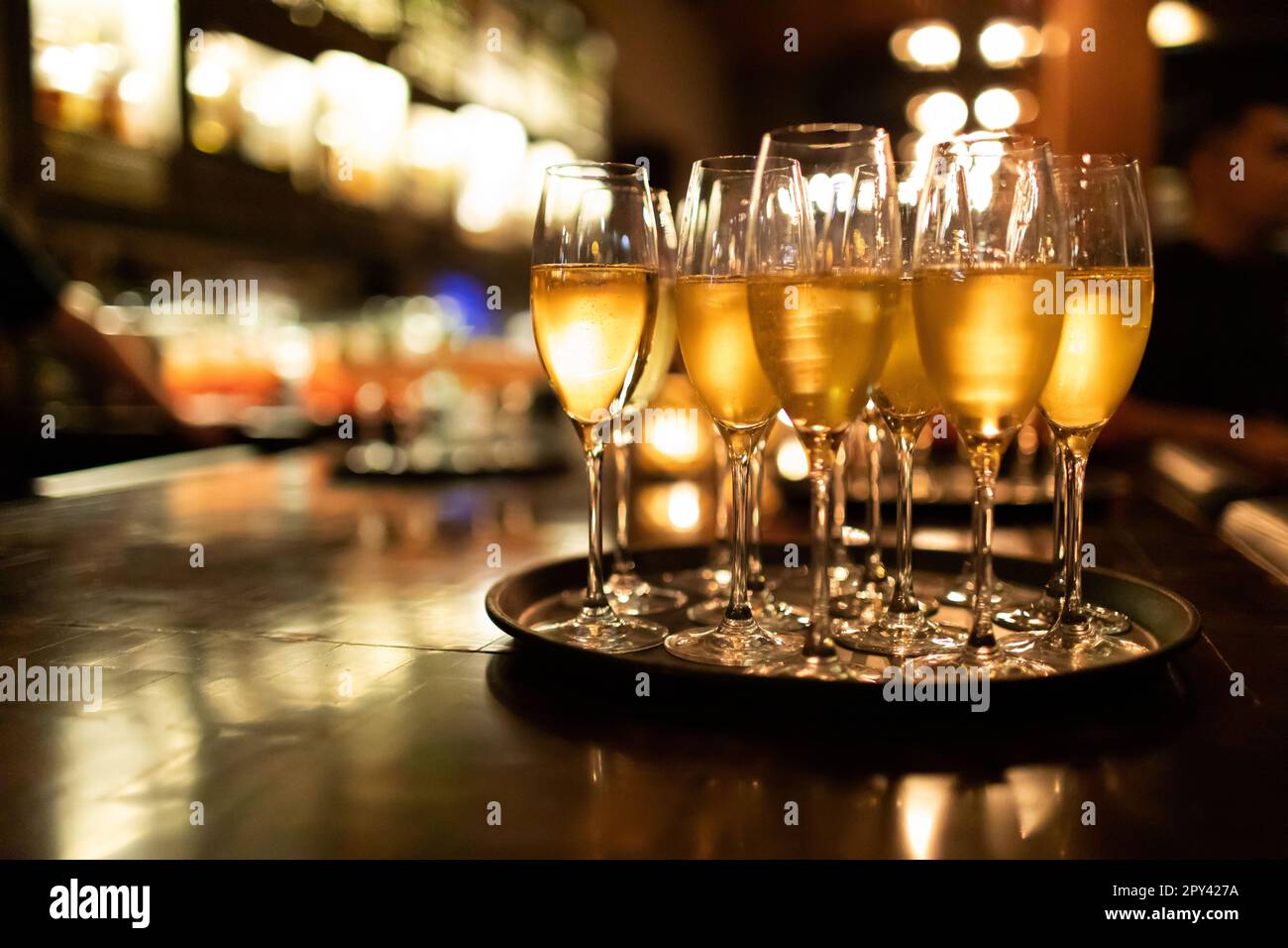 Vassoio di servizio con vino bianco sul piano bar in un ambiente elegante Foto Stock