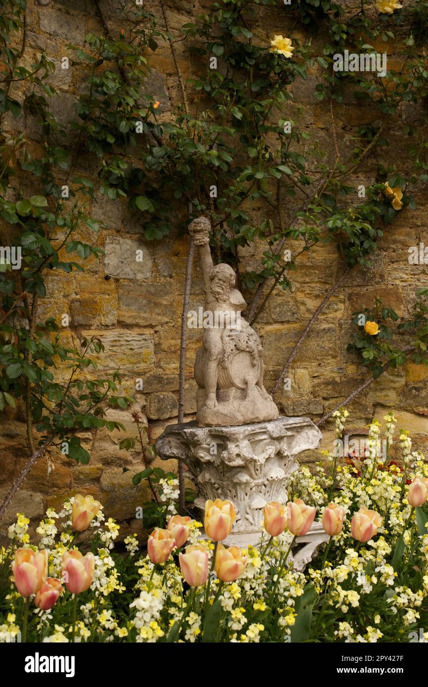 Hever Castle - giardino all'italiana con fiori da parete, tulipani e rose Foto Stock