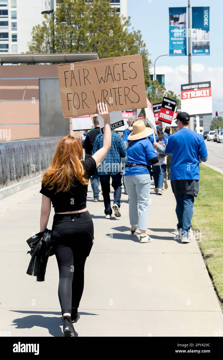 02 maggio 2023 - Los Angeles, California, USA - gli scrittori di film e televisione prendono alle linee del picket fuori dei Fox Studios dopo che la gilda dello scrittore dell'America ha autorizzato uno sciopero sui salari e su altre edizioni. I negoziati tra la WGA e l'Alleanza dei produttori di Motion Picture & Television non hanno dato luogo a un nuovo contratto, e Hollywood ora affronta il suo primo sciopero dal 2007.(Credit Image: © Brian Cahn/ZUMA Press Wire) SOLO USO EDITORIALE! Non per USO commerciale! Foto Stock