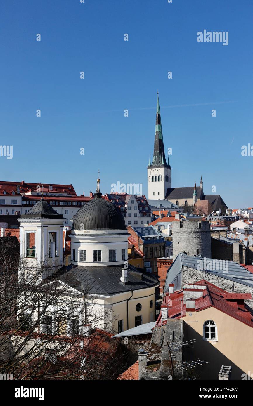 Vista dalle mura della città vecchia di Tallinn, Tallinn, Estonia Foto Stock