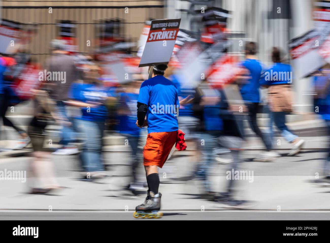 2 maggio 2023 - Culver City, California : i membri della Writers Guild of America picket davanti ai Sony Pictures Studios. Foto Stock