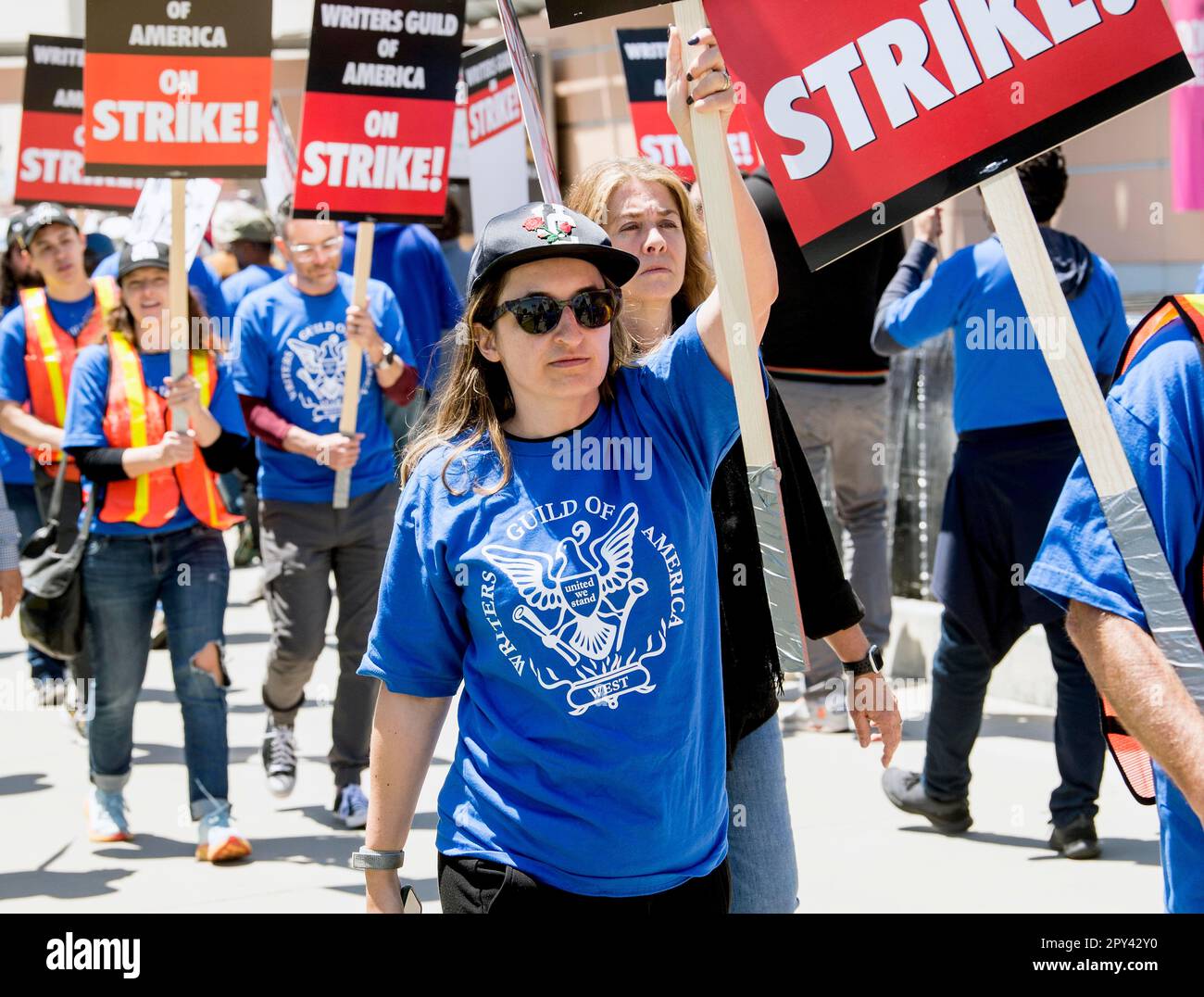 02 maggio 2023 - Los Angeles, California, USA - gli scrittori di film e televisione prendono alle linee del picket fuori dei Fox Studios dopo che la gilda dello scrittore dell'America ha autorizzato uno sciopero sui salari e su altre edizioni. I negoziati tra la WGA e l'Alleanza dei produttori di Motion Picture & Television non hanno dato luogo a un nuovo contratto, e Hollywood ora affronta il suo primo sciopero dal 2007.(Credit Image: © Brian Cahn/ZUMA Press Wire) SOLO USO EDITORIALE! Non per USO commerciale! Foto Stock