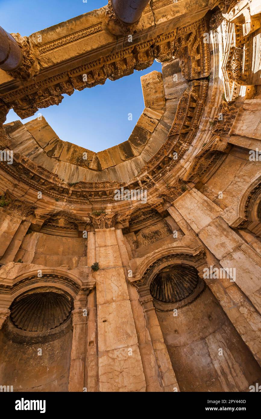 Baalbek, Grande corte, nicchia circolare, soffitto a cupola, valle Bekaa, Baalbek, Governatorato di Baalbek-Hermel, Libano, Medio Oriente, Asia Foto Stock