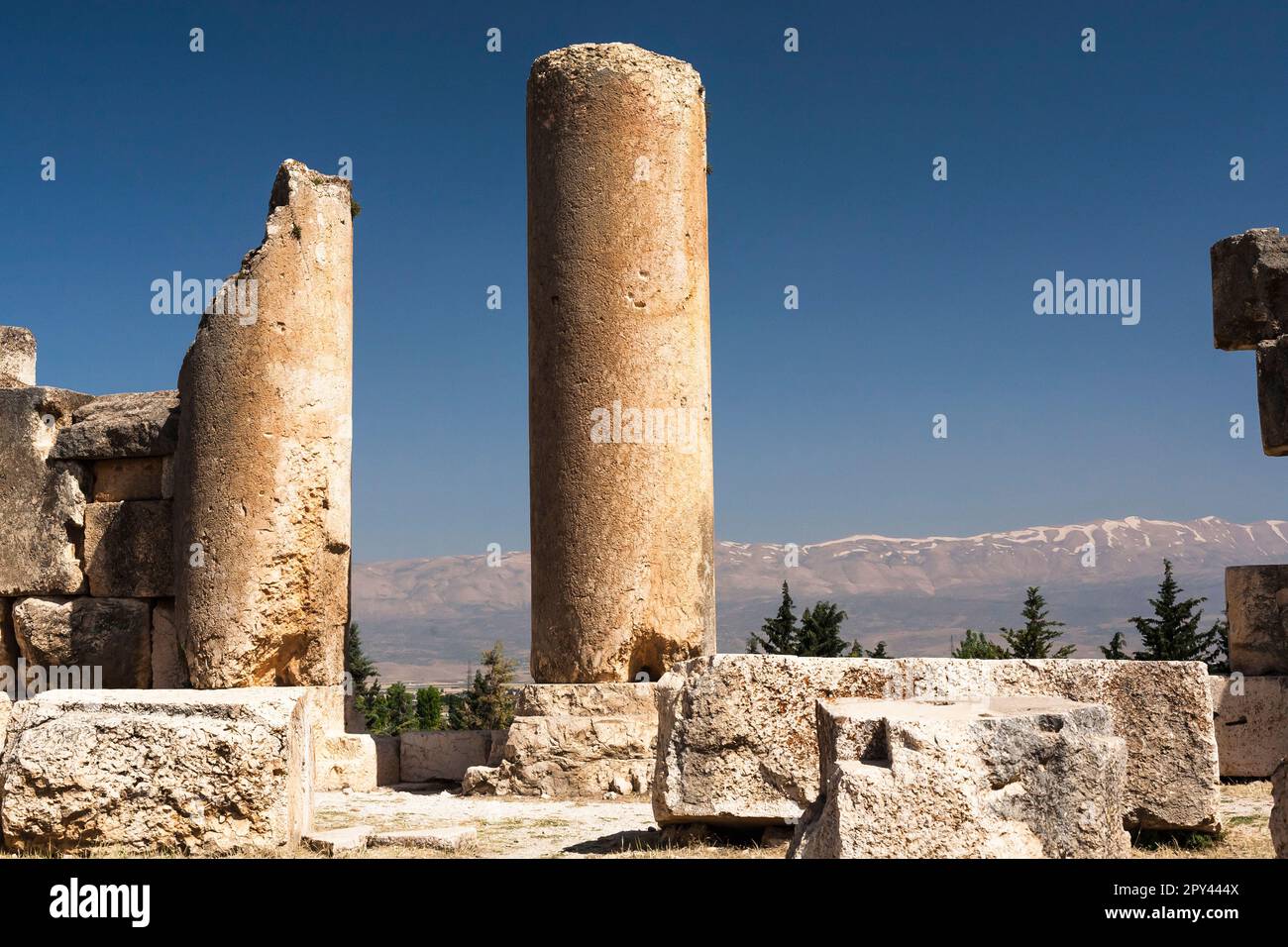 Baalbek, colonne di tempio, e vista in lontananza delle montagne del Libano, valle di Bekaa, Baalbek, Governatorato di Baalbek-Hermel, Libano, medio Oriente, Asia Foto Stock