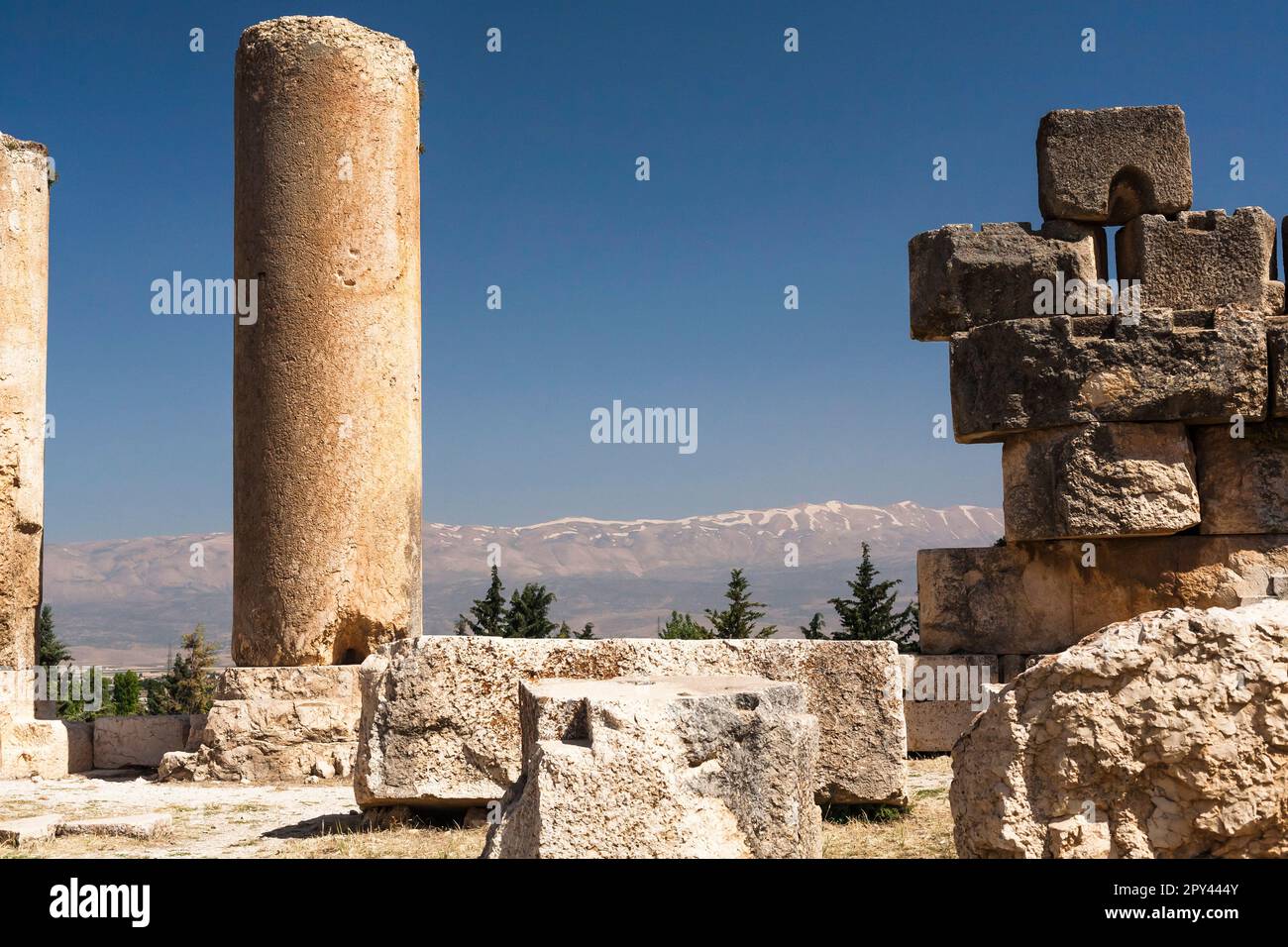 Baalbek, colonne di tempio, e vista in lontananza delle montagne del Libano, valle di Bekaa, Baalbek, Governatorato di Baalbek-Hermel, Libano, medio Oriente, Asia Foto Stock