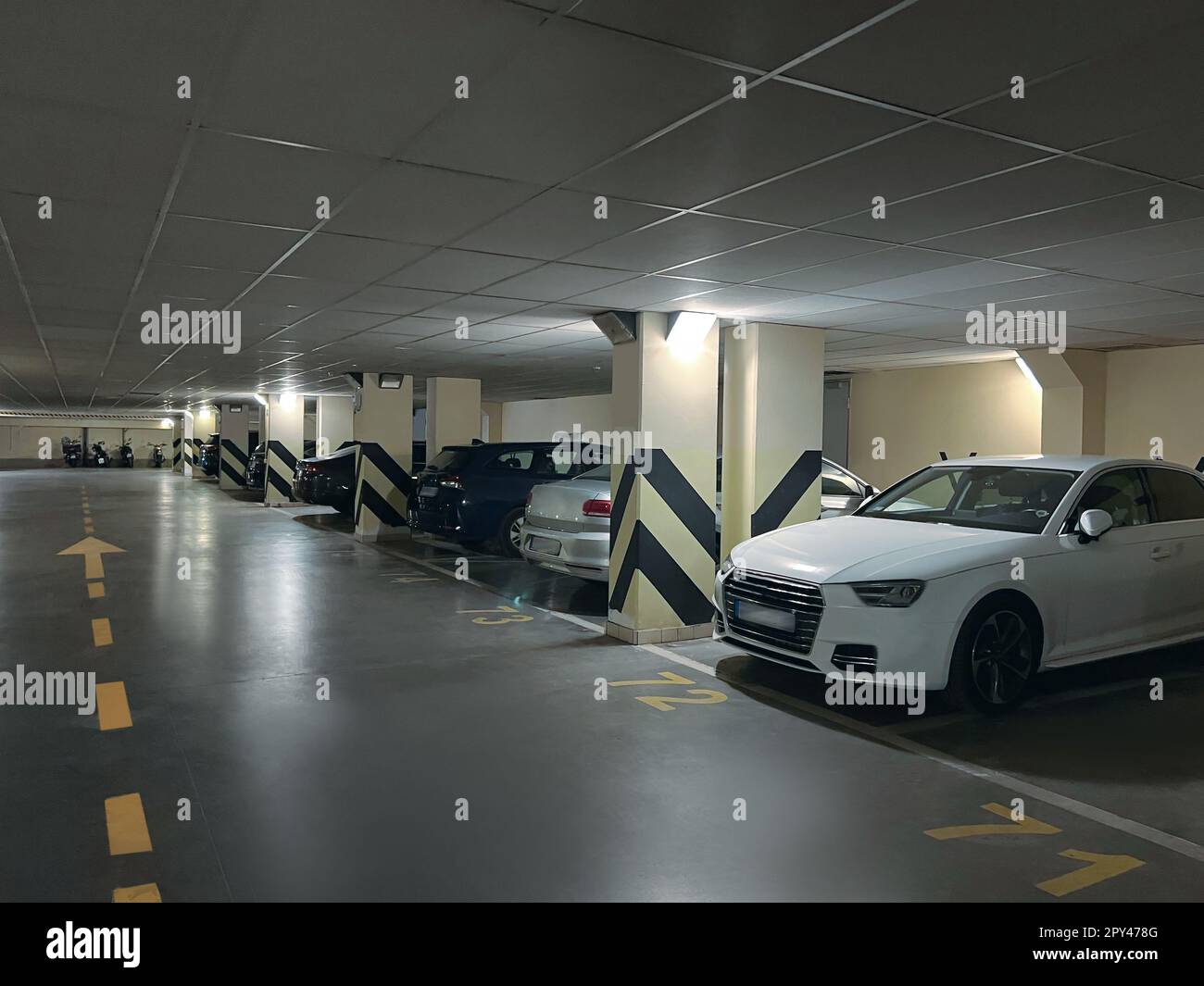 Barriera per un parcheggio sotterraneo con auto parcheggiate Foto stock -  Alamy