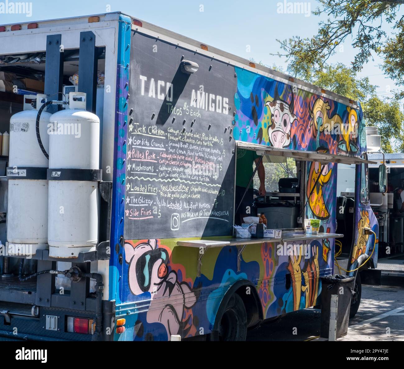 NEW ORLEANS, LA, USA - 5 MARZO 2023: Taco Amigos food Truck parcheggiato su Elysian Fields Avenue nel quartiere di Marigny Foto Stock