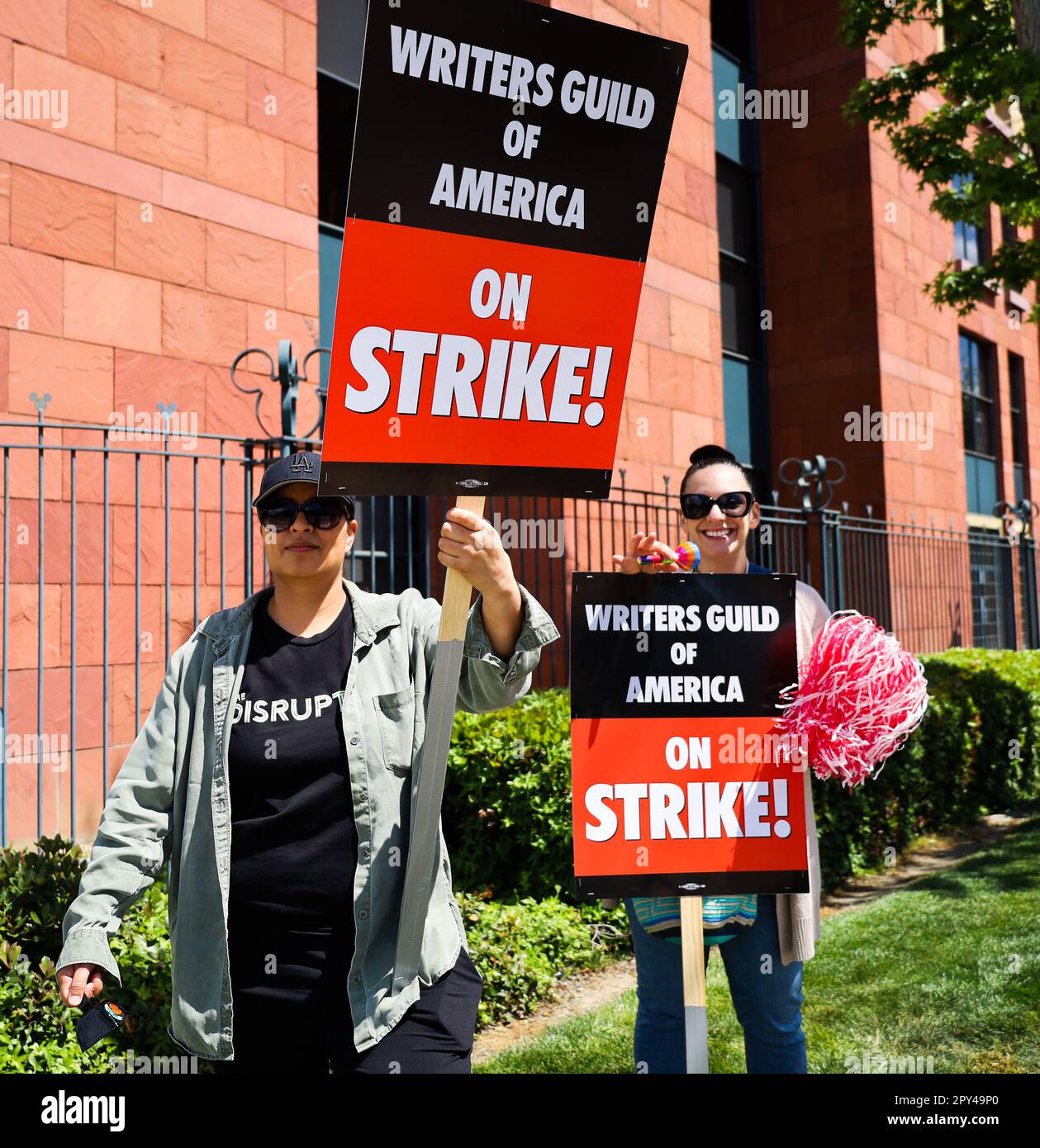 Burbank, California, Stati Uniti. 2nd maggio, 2023. I manifestanti tengono 'Writer's Guild of America su Strike! Segni durante le prime ore del colpo dello scrittore di Hollywood, che ha cominciato alle 1:00pm:00 il 2 maggio 2023: Migliaia di scrittori e altri nell'industria cinematografica si sono rivelati per portare segni alle linee del picket di fronte a Disney Studios per chiedere più paga e benefici dagli studi. (Credit Image: © Amy Katz/ZUMA Press Wire) SOLO PER USO EDITORIALE! Non per USO commerciale! Credit: ZUMA Press, Inc./Alamy Live News Foto Stock