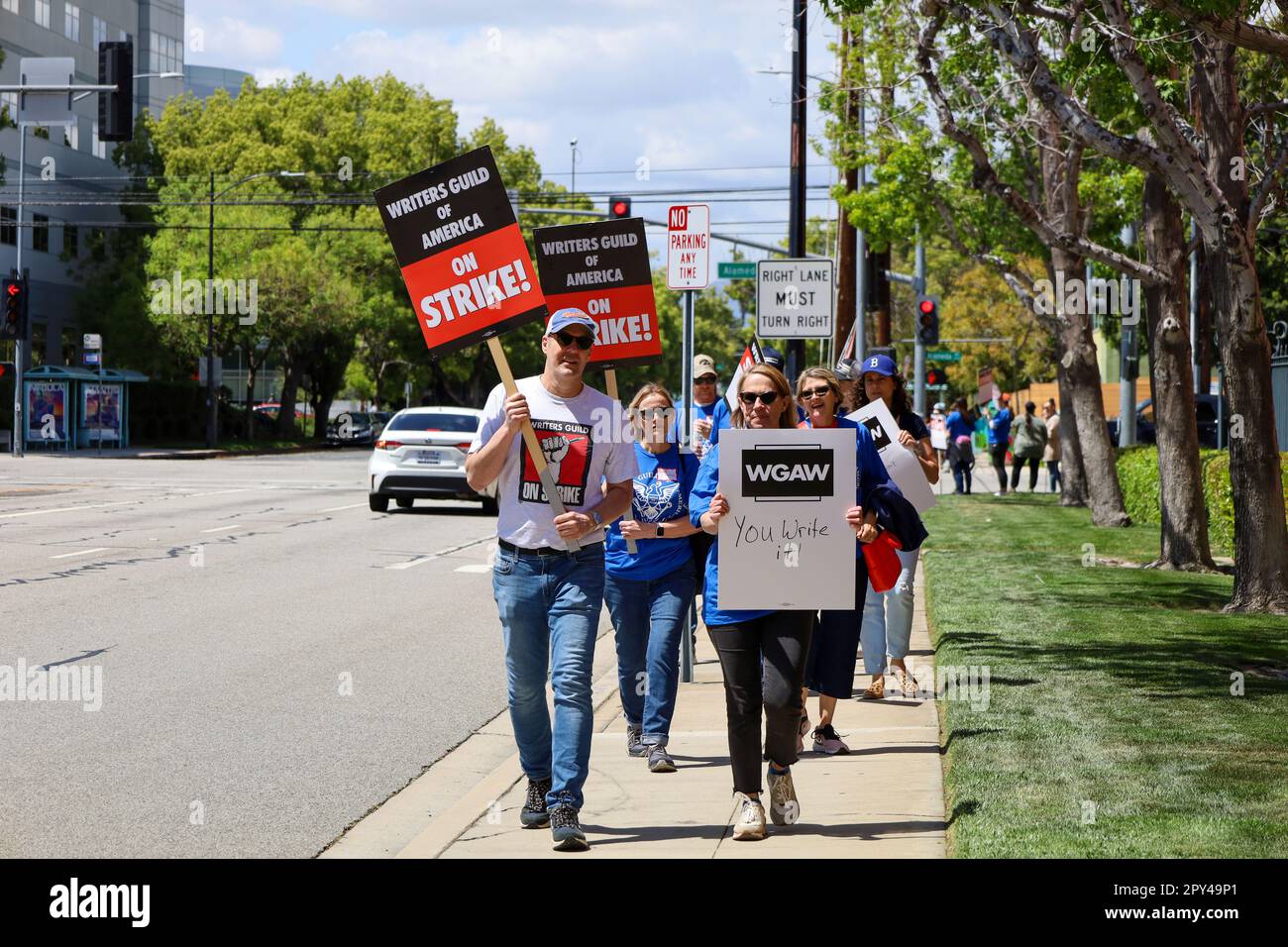 Burbank, California, Stati Uniti. 2nd maggio, 2023. I manifestanti tengono 'Writer's Guild of America su Strike! Segni durante le prime ore del colpo dello scrittore di Hollywood, che ha cominciato alle 1:00pm:00 il 2 maggio 2023: Migliaia di scrittori e altri nell'industria cinematografica si sono rivelati per portare segni alle linee del picket di fronte a Disney Studios per chiedere più paga e benefici dagli studi. (Credit Image: © Amy Katz/ZUMA Press Wire) SOLO PER USO EDITORIALE! Non per USO commerciale! Credit: ZUMA Press, Inc./Alamy Live News Foto Stock