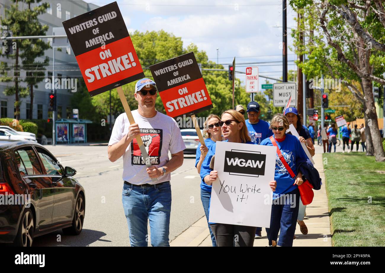 Burbank, California, Stati Uniti. 2nd maggio, 2023. I manifestanti tengono 'Writer's Guild of America su Strike! Segni durante le prime ore del colpo dello scrittore di Hollywood, che ha cominciato alle 1:00pm:00 il 2 maggio 2023: Migliaia di scrittori e altri nell'industria cinematografica si sono rivelati per portare segni alle linee del picket di fronte a Disney Studios per chiedere più paga e benefici dagli studi. (Credit Image: © Amy Katz/ZUMA Press Wire) SOLO PER USO EDITORIALE! Non per USO commerciale! Credit: ZUMA Press, Inc./Alamy Live News Foto Stock