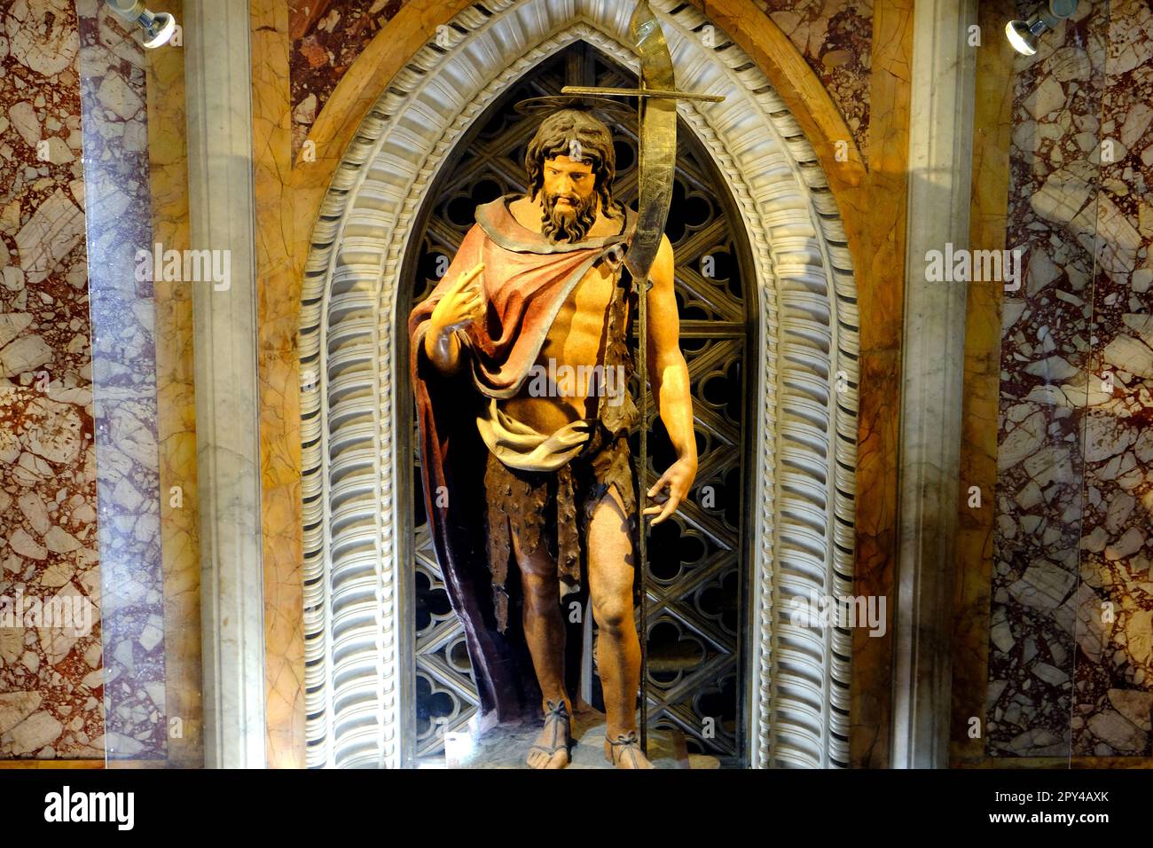 Statua di San Giovanni Battista nella Basilica di San Giovanni in Laterano a Roma Foto Stock