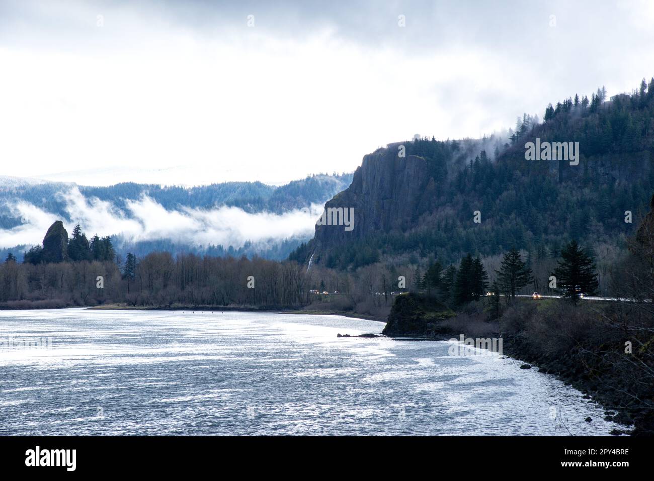 I cieli invernali coprono la gola del fiume Columbia, Oregon. Foto Stock