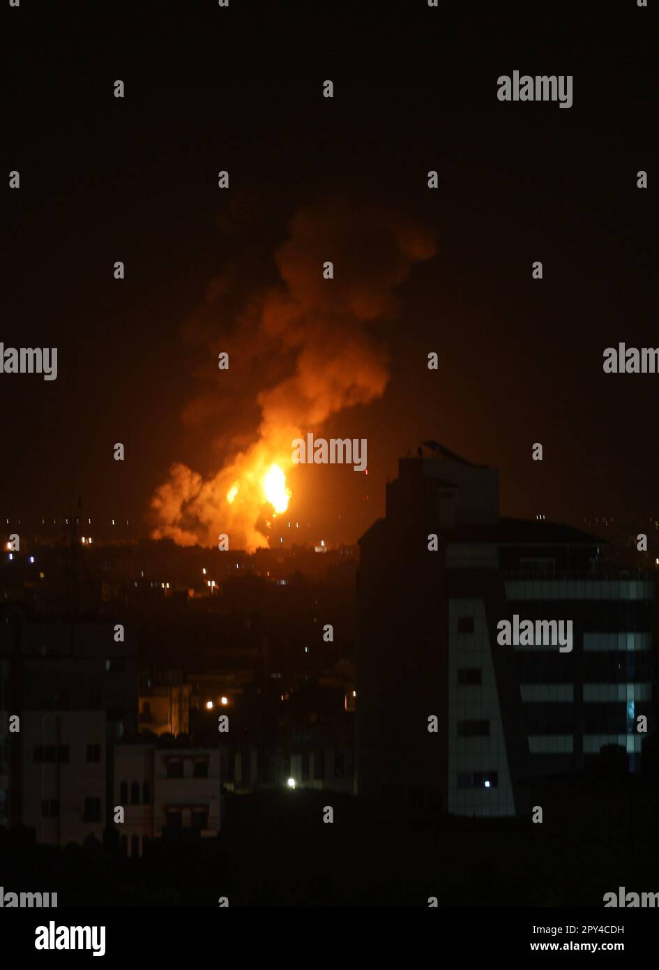 Striscia di Gaza, Mercoledì 3 maggio 2023. Fumo e fiamme si innalzano sopra gli edifici dopo uno sciopero aereo israeliano a Rafah, nella striscia di Gaza meridionale, Mercoledì 3 maggio 2023 . L'esercito israeliano ha commerciato il fuoco con i militanti di Gaza in un flare-up di violenza dopo la morte in custodia israeliana di un prigioniero palestinese sullo sciopero della fame. Foto di Ismael Mohamad/UPI Credit: UPI/Alamy Live News Credit: UPI/Alamy Live News Foto Stock