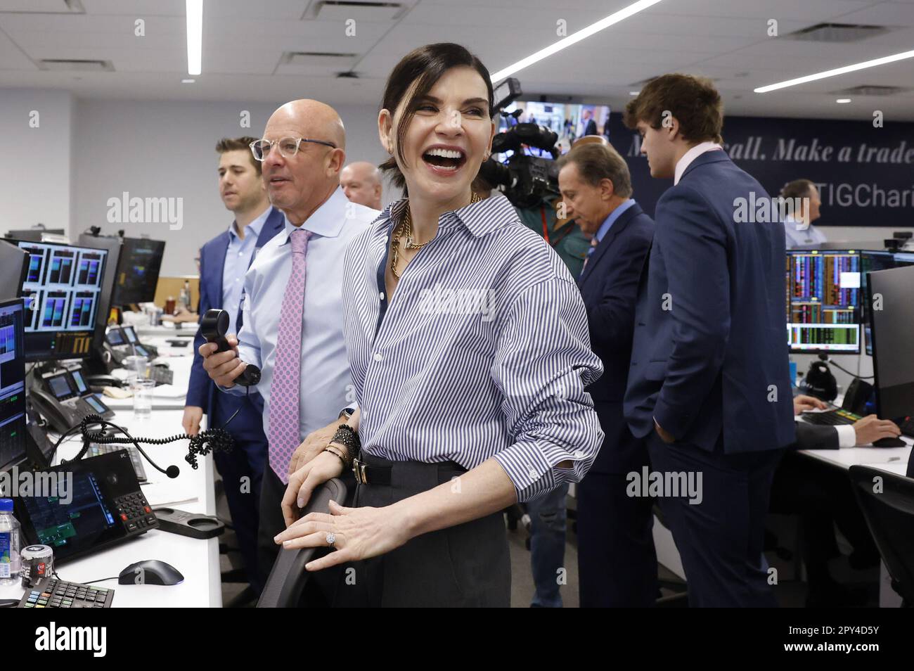 New York, Stati Uniti. 02nd maggio, 2023. Il co-fondatore della BTIG Steven Starker e l'attrice Julianna Margulies parlano con un cliente alla 2023 BTIG Commissions for Charity Day a New York City il 2 maggio 2023. Foto di John Angelillo/UPI Credit: UPI/Alamy Live News Foto Stock