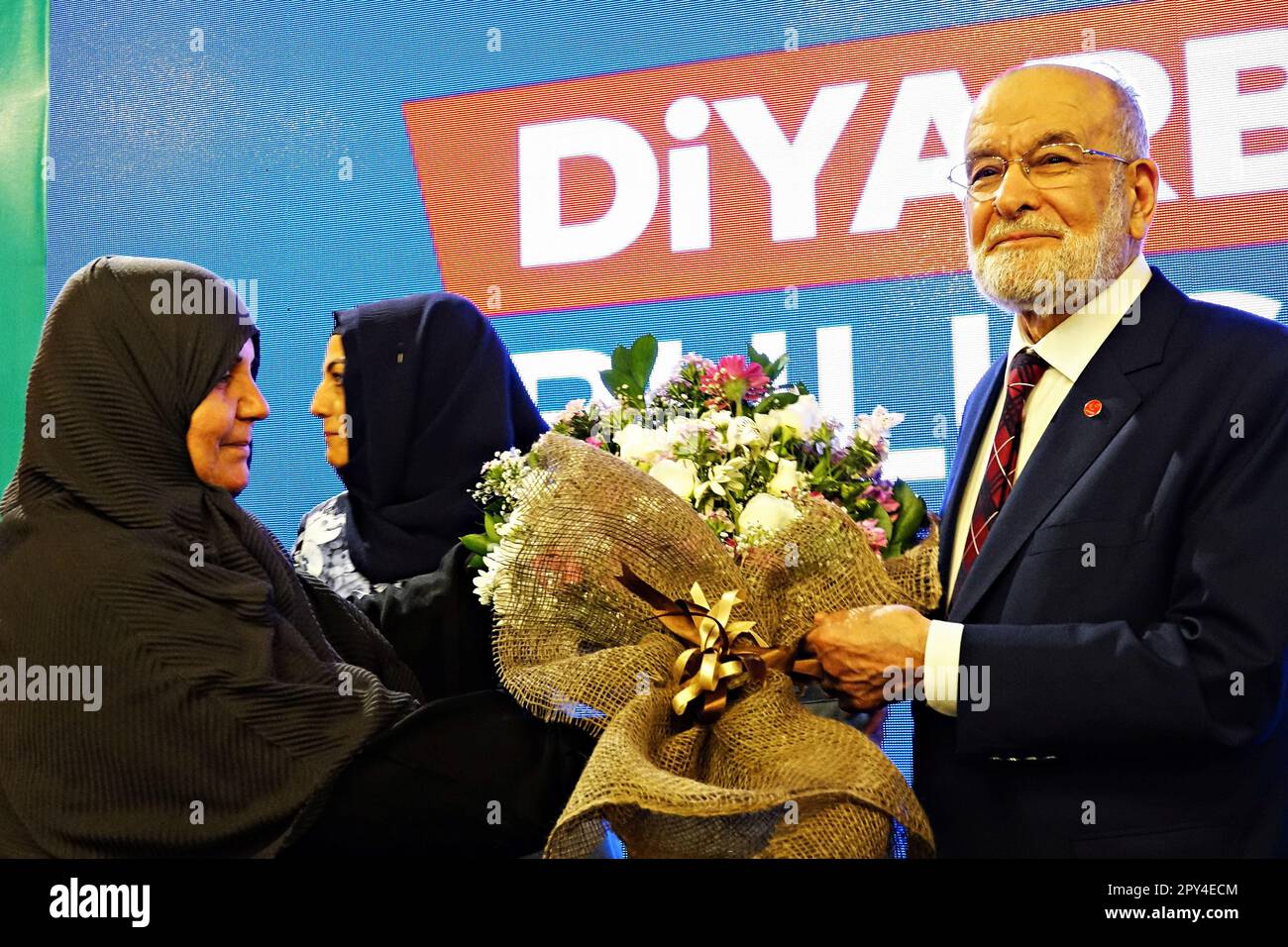 Si vede una donna che presenta un bouquet di fiori a Temel Karamollaoglu, il leader del partito di opposizione Felicity, a Diyarbakir. Temel Karamollaoglu, il leader del Partito Felicit dell'opposizione (SAADET parti) e candidato per vicepresidente alle elezioni che si terranno in Turchia il 14 maggio, ha tenuto un salone di incontro con i membri del partito a Diyarbakir. Il Partito Felicity, che ha un'ideologia islamica, sostiene Kemal Kilicdaroglu, il candidato del Partito popolare Repubblicano, contro il leader dell'AKP e il presidente Recep Tayyip Erdogan, nelle elezioni presidenziali. (Foto di Mehmet Masum Suer/SOPA Foto Stock