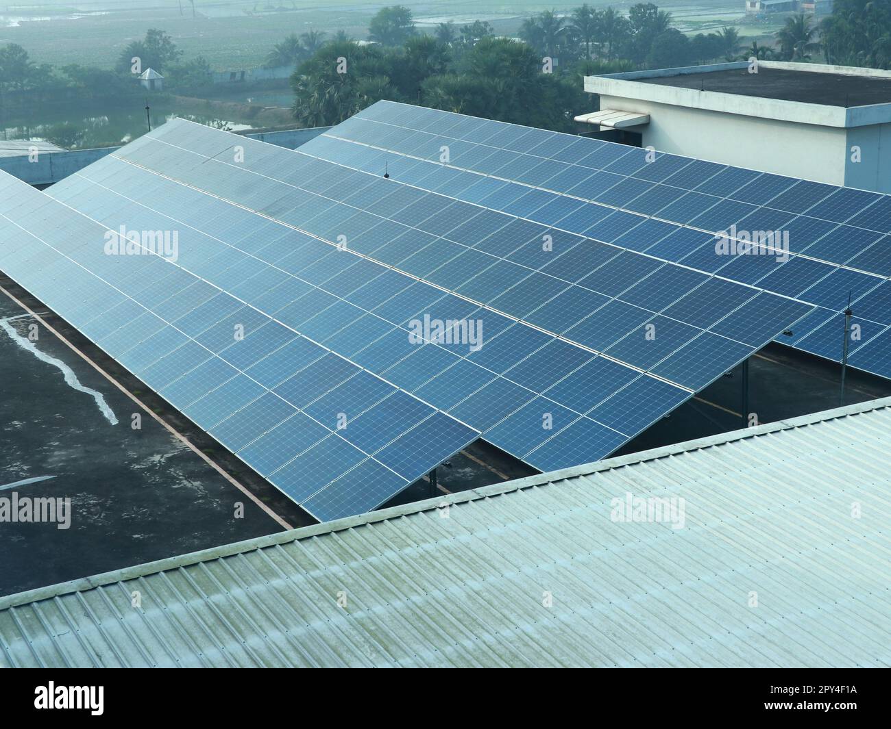 La soluzione per tetto industriale Solar PV nel tetto industriale di Dacca, Bangladesh, massimizza la produzione di energia solare commerciale Foto Stock