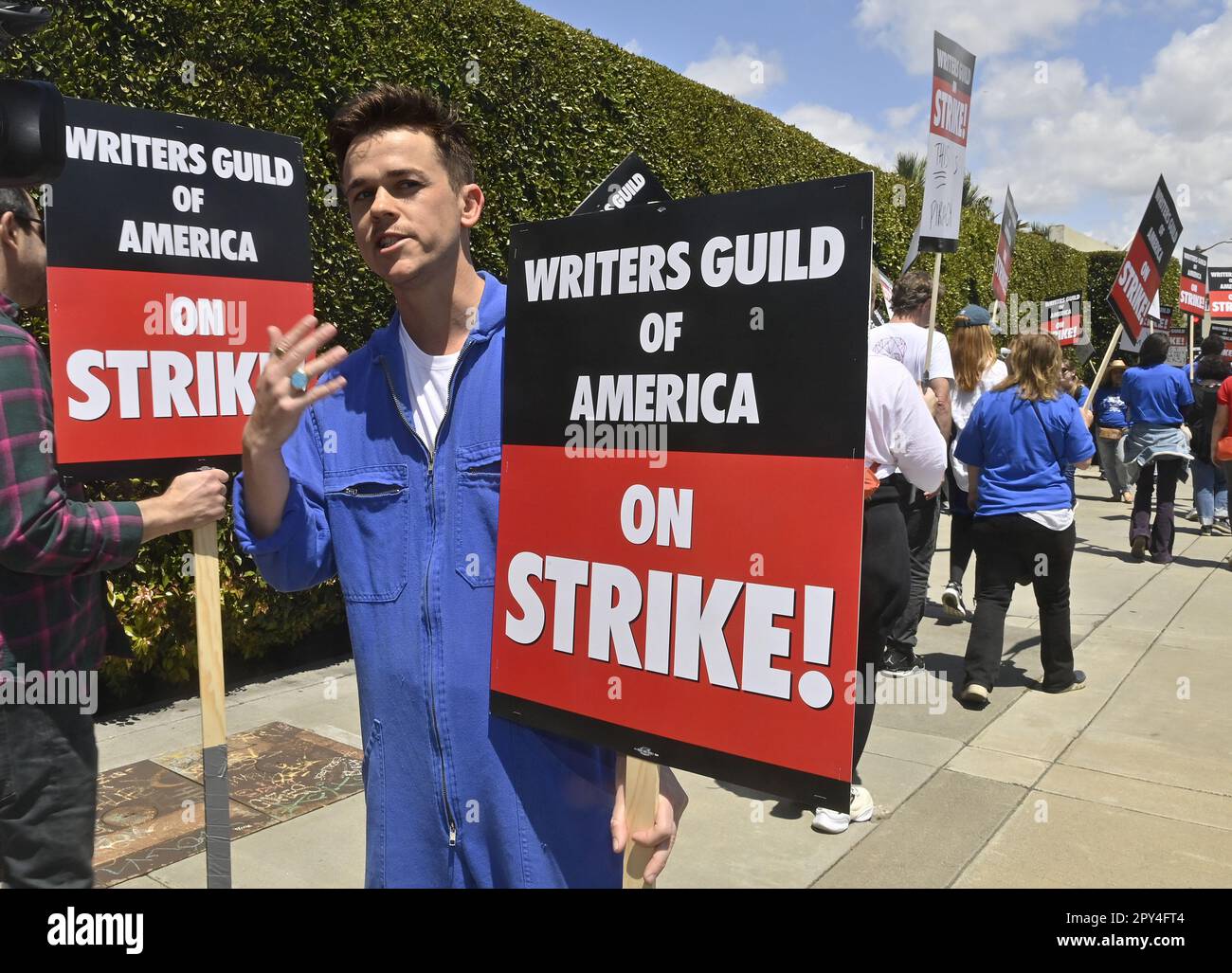 Los Angeles, Stati Uniti. 02nd maggio, 2023. Per la prima volta in 15 anni, gli scrittori dell'industria dell'intrattenimento camminano le linee del picket alla Paramount Pictures ed a numerosi altri studi mentre il loro sindacato è rimasto ad un impasse con gli studi di Hollywood sopra una serie di edizioni di lavoro, particolarmente residui per il soddisfare effluente, I livelli di personale nelle sale di scrittura e l'uso dell'intelligenza artificiale a Los Angeles martedì 5 maggio 2023. Nella foto è raffigurato l'attore John Owen Lowe, che si è Unito agli striker sulla linea delle foto. Foto di Jim Ruymen/UPI Credit: UPI/Alamy Live News Foto Stock