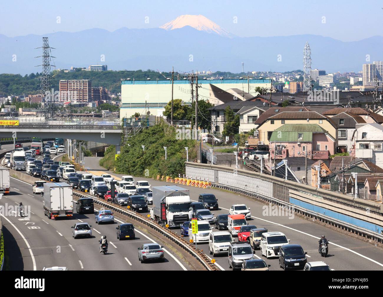 Tokyo, Giappone. 3rd maggio, 2023. Gli automobilisti sono catturati in un ingorgo lungo un'autostrada a Tokyo in una settimana di vacanze della settimana d'oro Mercoledì, 3 maggio 2023, Mt. Fuji è visto loro dietro. (Foto di Yoshio Tsunoda/AFLO) Foto Stock