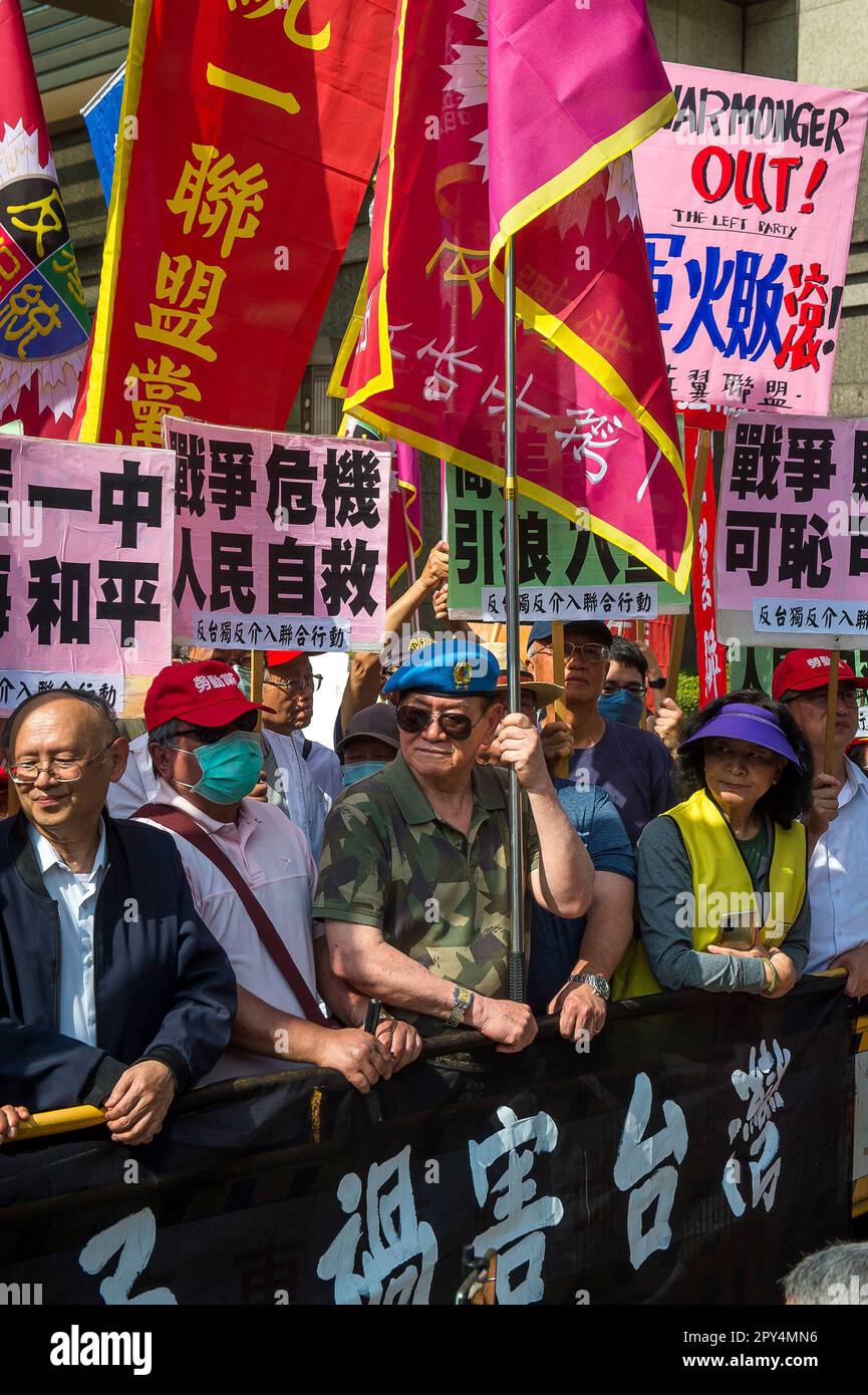 Taipei, Taiwan. 03rd maggio, 2023. Attivisti pro-cinesi e membri del partito di sinistra protestano contro Taiwan-Stati Uniti Forum di cooperazione dell'industria della difesa che si tiene al Taipei International Conference Center di Taipei, Taiwan, il 03/05/2023 questa è la prima volta che ben 25 produttori statunitensi di armi partecipano alla conferenza, Oltre a partecipare alle discussioni, si incontrano anche i rappresentanti delle istituzioni militari, scientifiche e delle società di sicurezza informatica di Taiwan. I manifestanti esprimono la loro preoccupazione per il fatto che il loro paese stia diventando una pedina nell'indenne militare Foto Stock