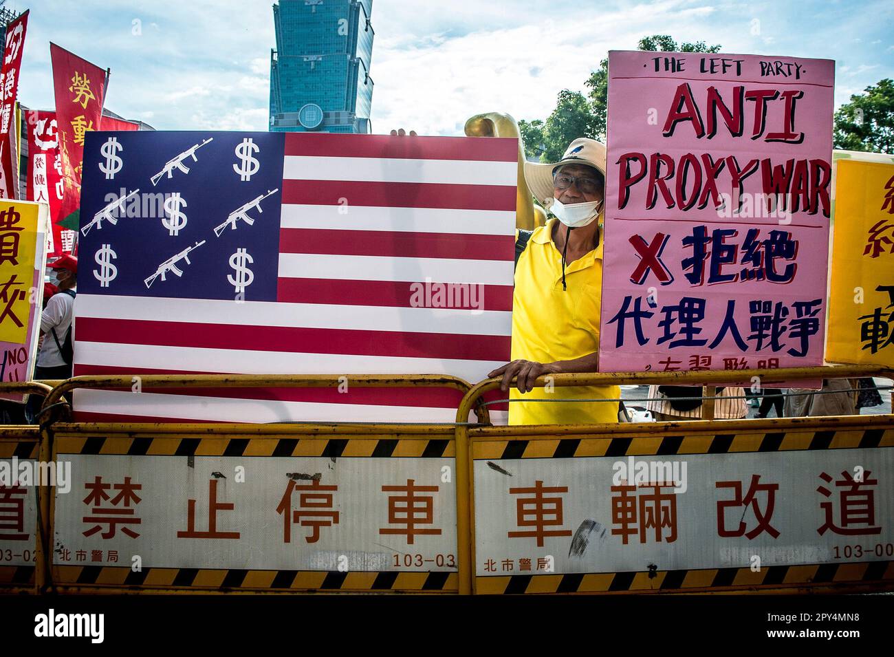 Taipei, Taiwan. 03rd maggio, 2023. Attivisti pro-cinesi e membri del partito di sinistra protestano contro Taiwan-Stati Uniti Forum di cooperazione dell'industria della difesa che si tiene al Taipei International Conference Center di Taipei, Taiwan, il 03/05/2023 questa è la prima volta che ben 25 produttori statunitensi di armi partecipano alla conferenza, Oltre a partecipare alle discussioni, si incontrano anche i rappresentanti delle istituzioni militari, scientifiche e delle società di sicurezza informatica di Taiwan. I manifestanti esprimono la loro preoccupazione per il fatto che il loro paese stia diventando una pedina nell'indenne militare Foto Stock