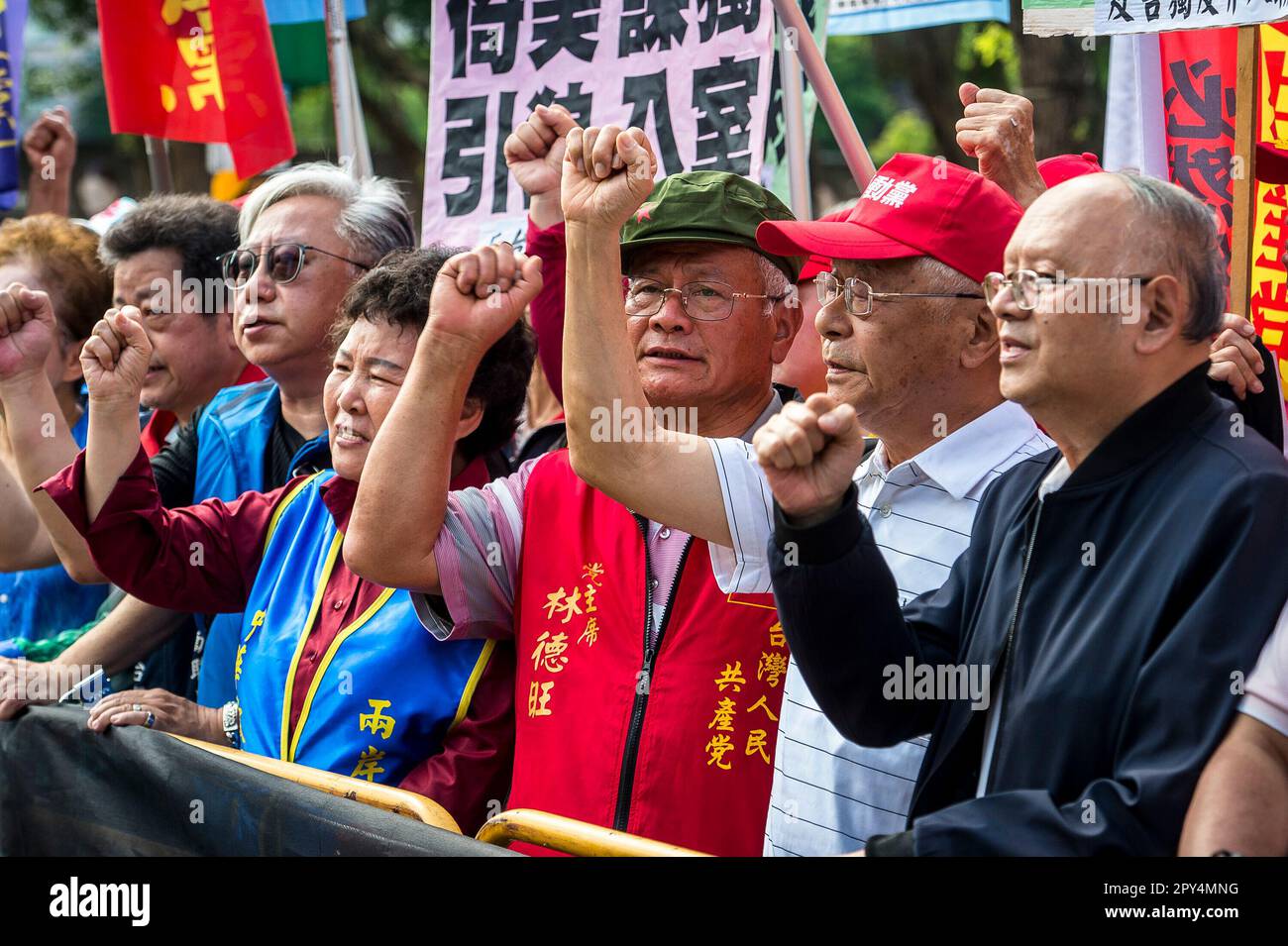 Taipei, Taiwan. 03rd maggio, 2023. Attivisti pro-cinesi e membri del partito di sinistra protestano contro Taiwan-Stati Uniti Forum di cooperazione dell'industria della difesa che si tiene al Taipei International Conference Center di Taipei, Taiwan, il 03/05/2023 questa è la prima volta che ben 25 produttori statunitensi di armi partecipano alla conferenza, Oltre a partecipare alle discussioni, si incontrano anche i rappresentanti delle istituzioni militari, scientifiche e delle società di sicurezza informatica di Taiwan. I manifestanti esprimono la loro preoccupazione per il fatto che il loro paese stia diventando una pedina nell'indenne militare Foto Stock