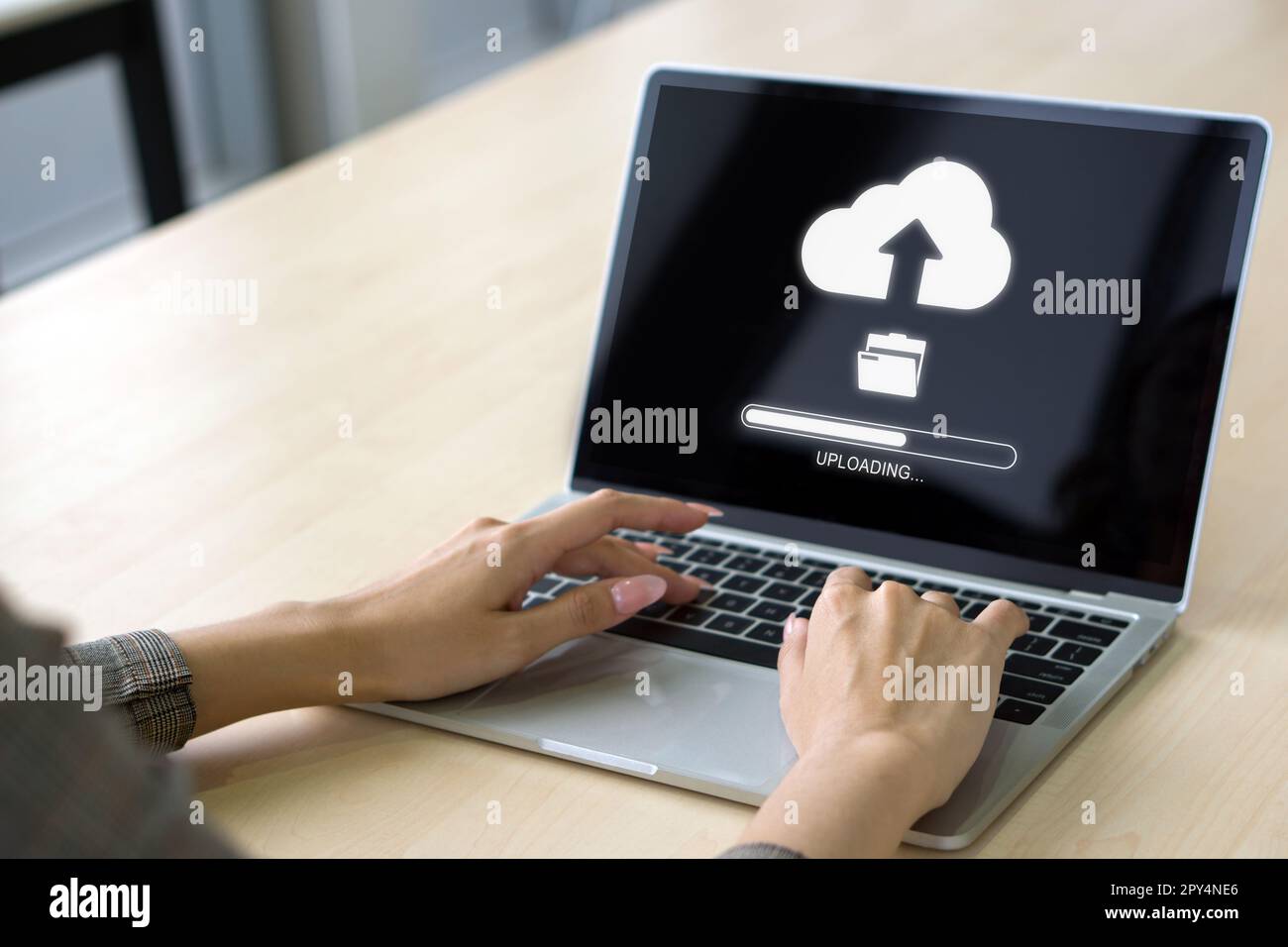 Vista posteriore di una donna che utilizza la tecnologia cloud drive carica i file salvati su Internet. Concetto di memorizzazione dati, networking e servizi Internet. Foto Stock