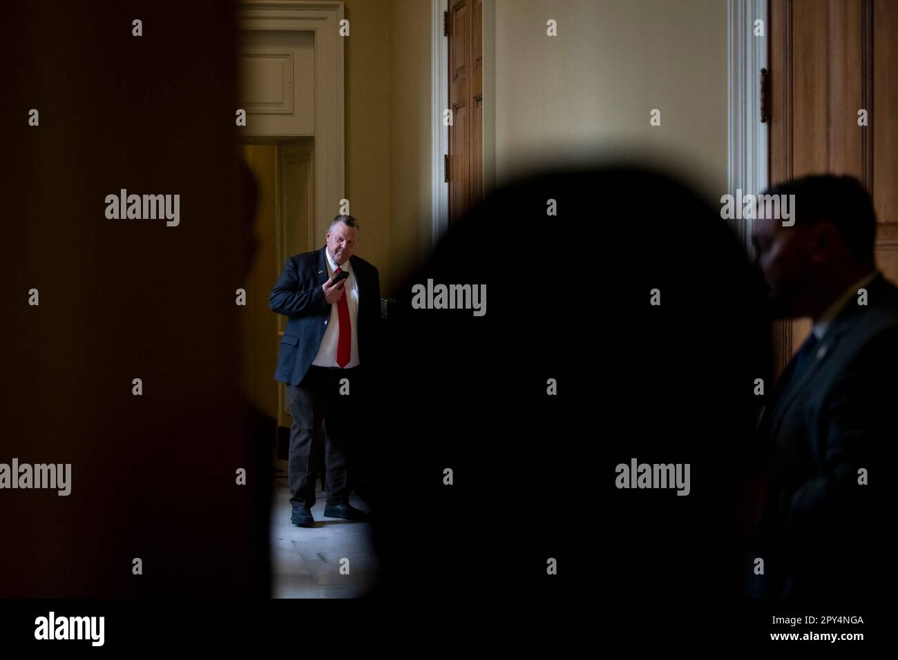 Washington, Stati Uniti. 02nd maggio, 2023. Il senatore degli Stati Uniti Jon Tester (democratico del Montana) prende una chiamata durante la conferenza stampa del pranzo politico del senato democratico al Campidoglio degli Stati Uniti a Washington, DC, USA, martedì 2 maggio, 2023. Foto di Rod Lamkey/CNP/ABACAPRESS.COM Credit: Abaca Press/Alamy Live News Foto Stock