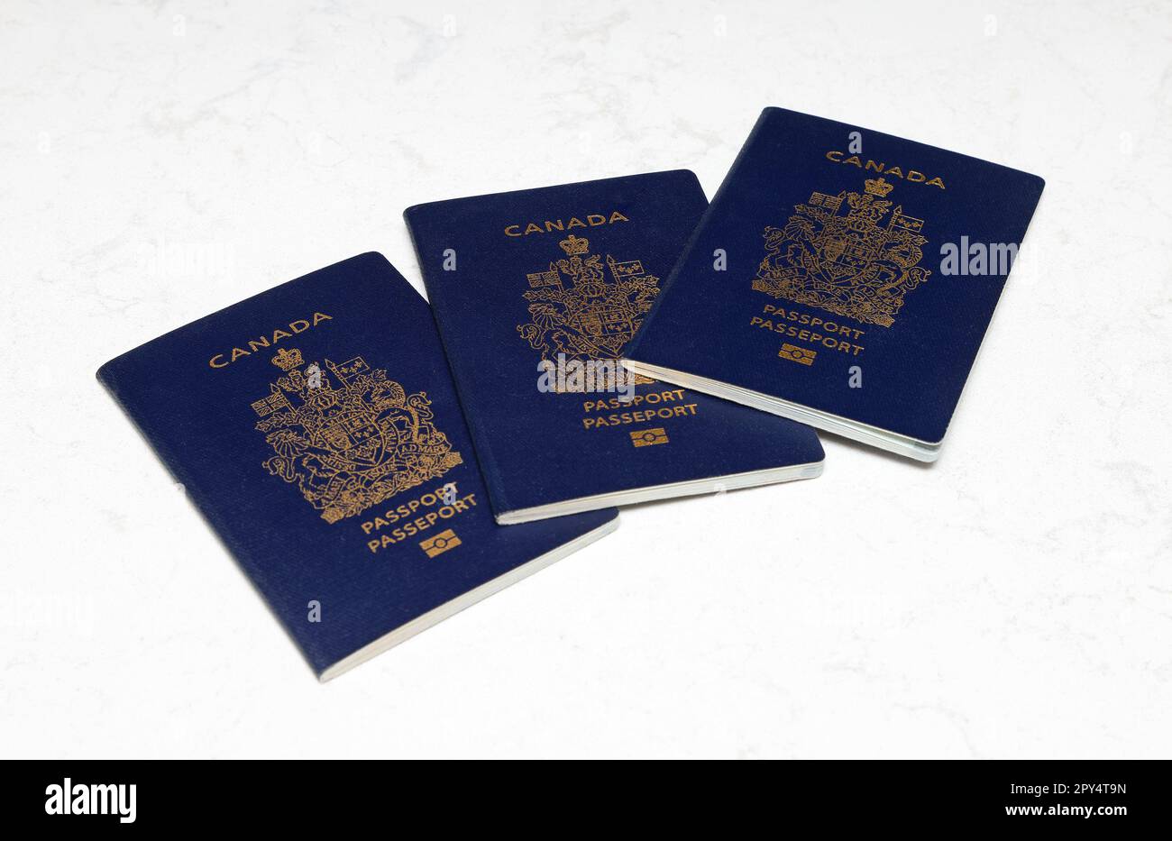 Passaporti canadesi su sfondo di marmo bianco Foto Stock