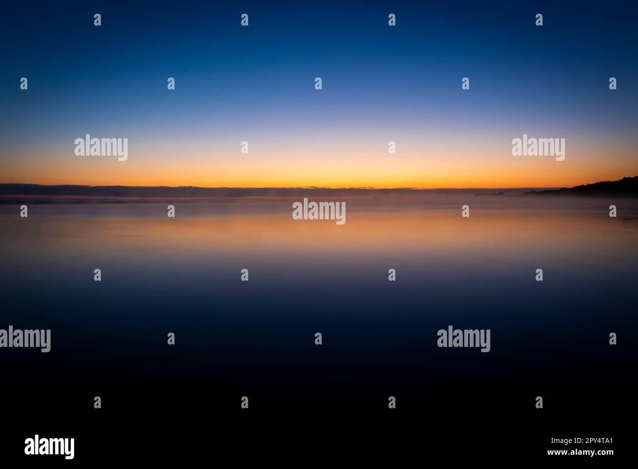 Hagenburg, Germania. 03rd maggio, 2023. Il cielo dello Steinhuder Meer nella regione di Hannover brilla poco prima dell'alba. Credit: Moritz Frankenberg/dpa/Alamy Live News Foto Stock