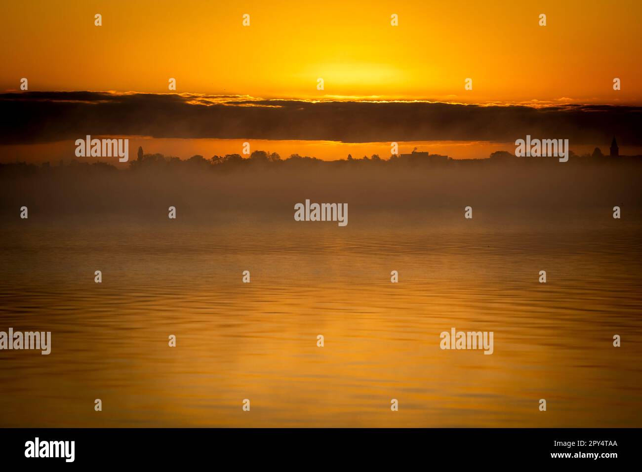 Hagenburg, Germania. 03rd maggio, 2023. Il sole sorge sullo Steinhuder Meer, nella regione di Hannover. Credit: Moritz Frankenberg/dpa/Alamy Live News Foto Stock