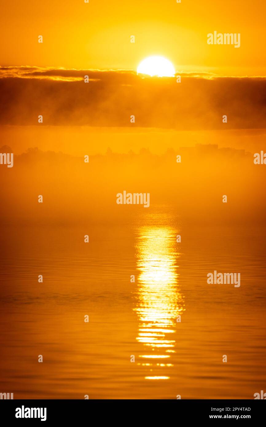 Hagenburg, Germania. 03rd maggio, 2023. Il sole sorge sullo Steinhuder Meer, nella regione di Hannover. Credit: Moritz Frankenberg/dpa/Alamy Live News Foto Stock