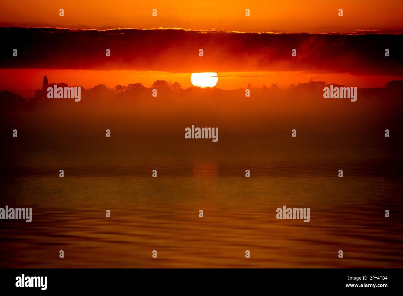Hagenburg, Germania. 03rd maggio, 2023. Il sole sorge sullo Steinhuder Meer, nella regione di Hannover. Credit: Moritz Frankenberg/dpa/Alamy Live News Foto Stock