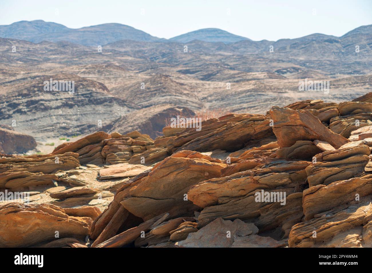 Cracked ardesia paesaggio rocce da giorno di sole in Namibia Foto Stock