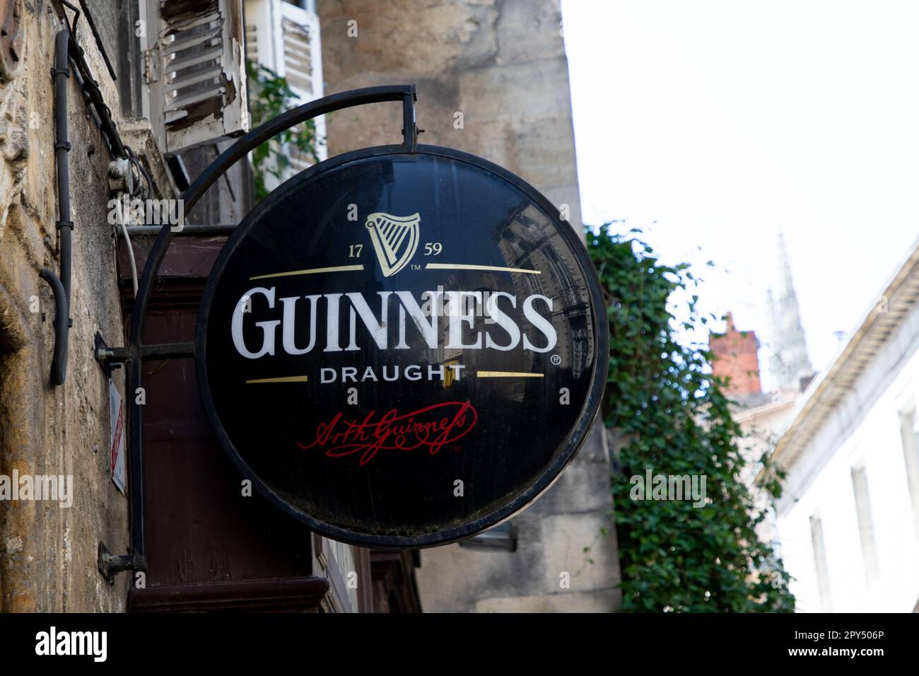 Bordeaux , Aquitaine France - 04 17 2023 : guinness segno di testo e logo marchio di birra irlandese sulla strada ingresso ristorante pub bar facciata parete Foto Stock
