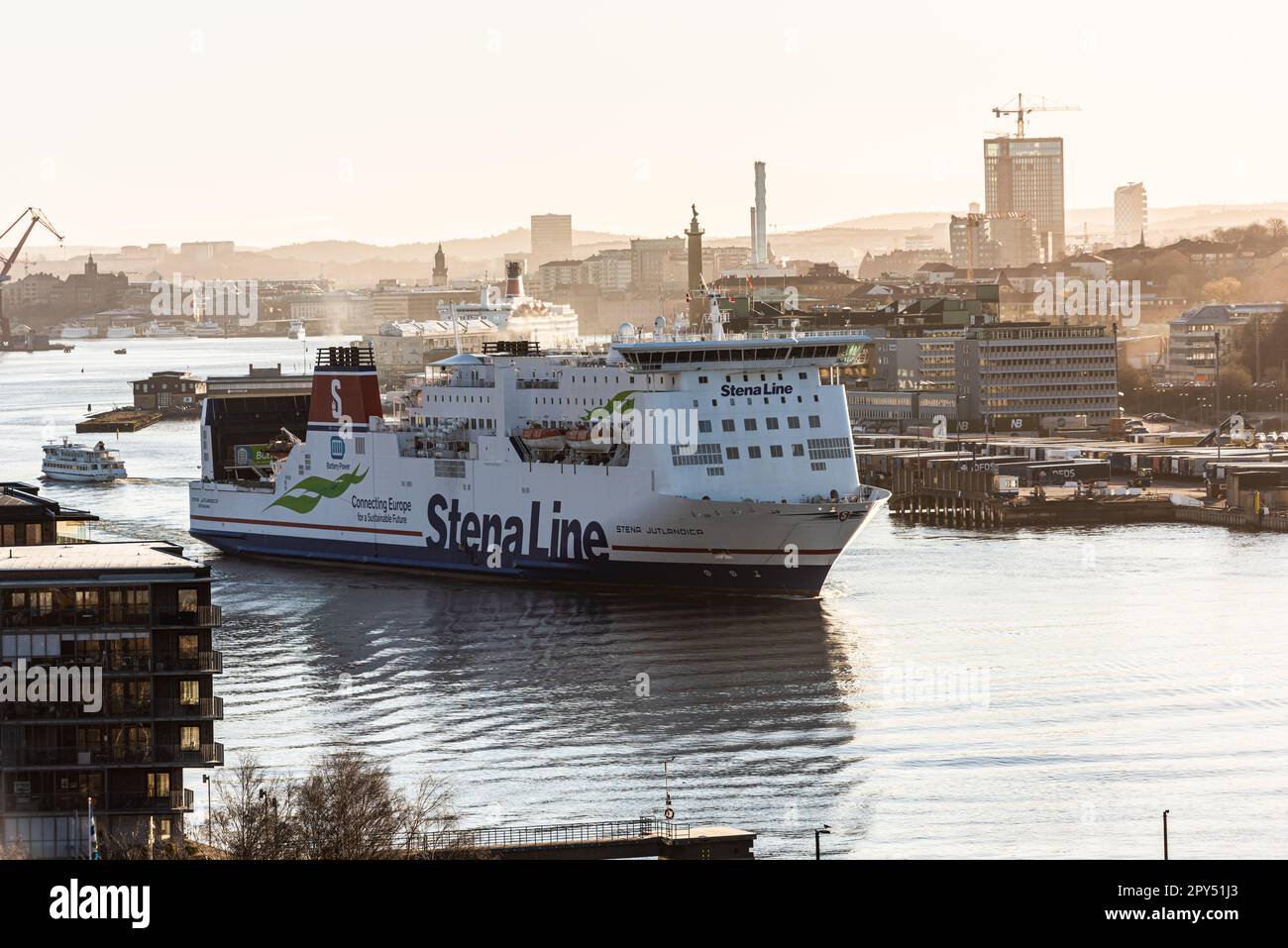 Goteborg, Svezia - 11 2022 aprile: Traghetto Stena Jutlandica in partenza da Goteborg per Frederikshavn in una soleggiata mattinata primaverile. Foto Stock